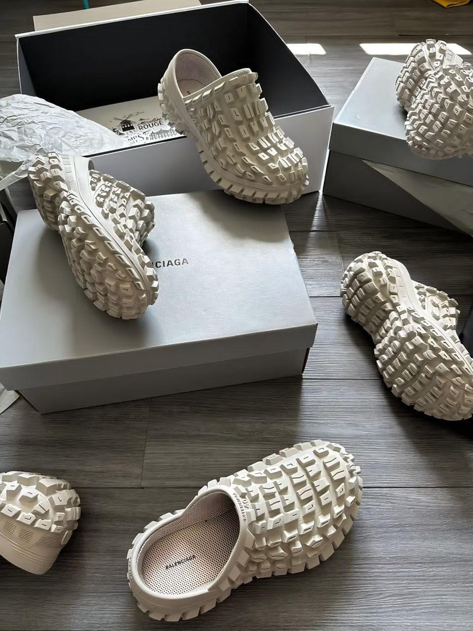 Balenciaga Men’s Bouncer Clogs – Beige Rubber